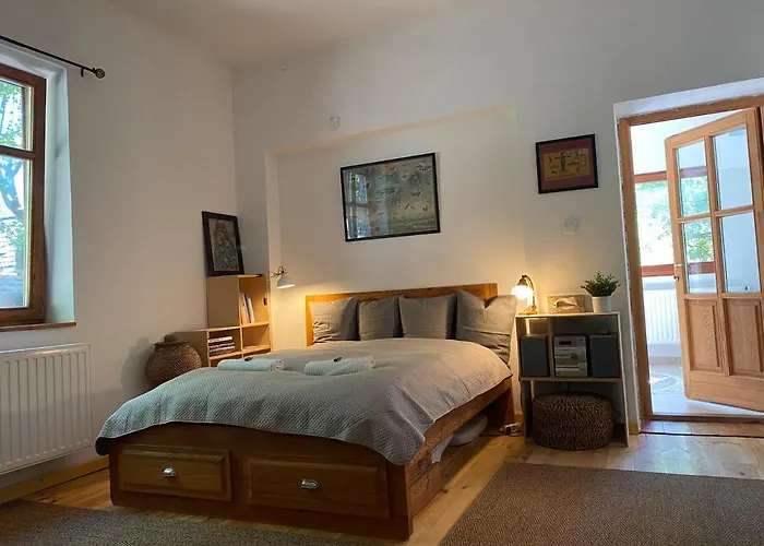 Rustic & Garden Retreat On Buda Hilltop *