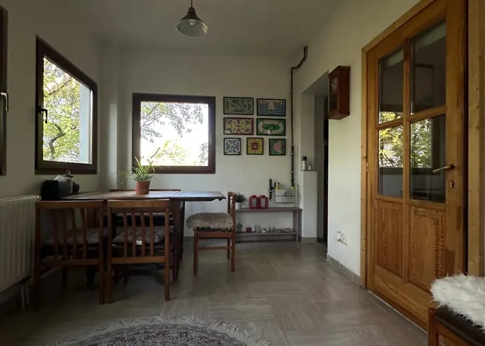 Rustic & Garden Retreat On Buda Hilltop Prázdninový dům *