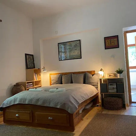 Rustic & Garden Retreat On Buda Hilltop *