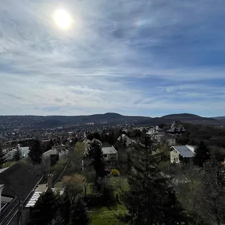 Rustic & Garden Retreat On Buda Hilltop Feriehus