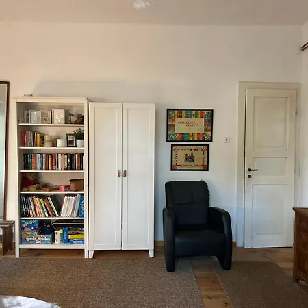 Rustic & Garden Retreat On Buda Hilltop *