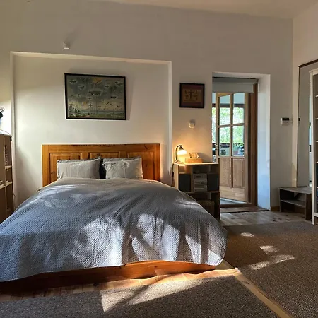 Rustic & Garden Retreat On Buda Hilltop Feriehus