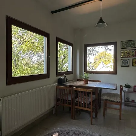 Feriehus Rustic & Garden Retreat On Buda Hilltop